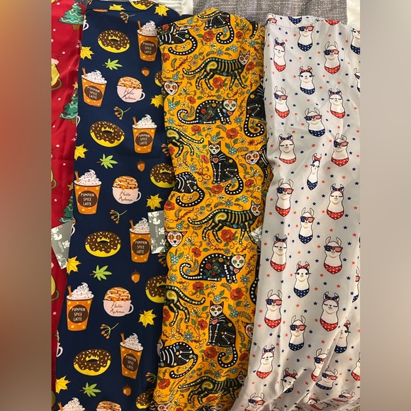 Patterned Scrub Tops - Picture 2 of 6